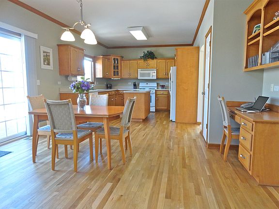 3rd image of 410 Camden Cir