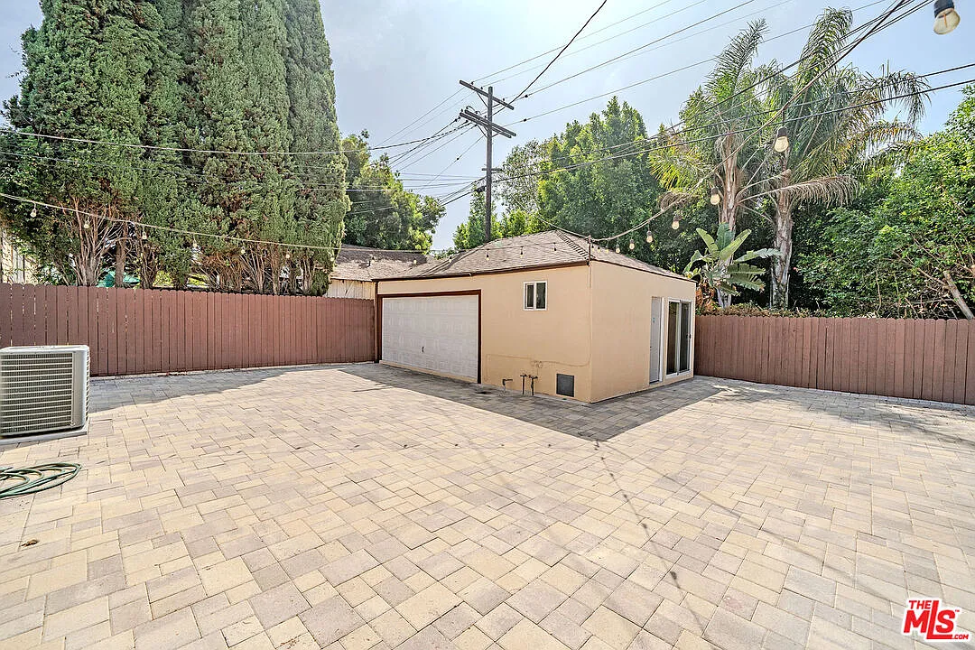 Studio, 1.0 bath, 300 sqft, $1,200 — Photo 3