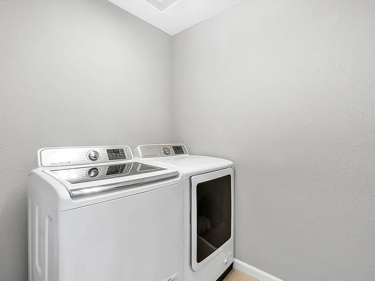 1554 Castle Creek Cir — Photo 18