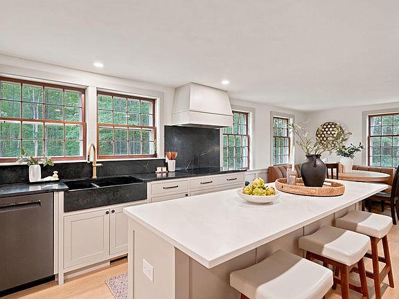 2nd image of 125 Lee Road