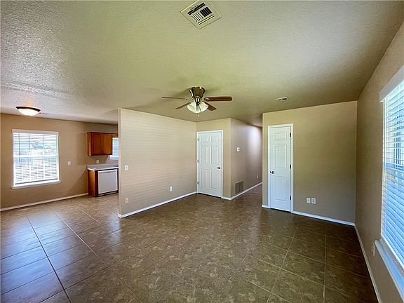 4th image of 2710 Dandelion St