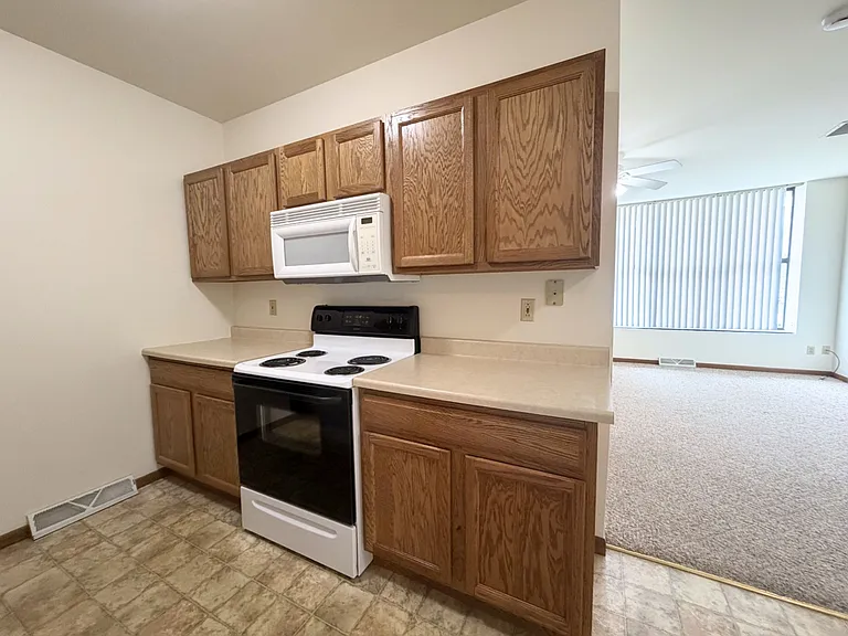118-126 Oak St #104 — Photo 7