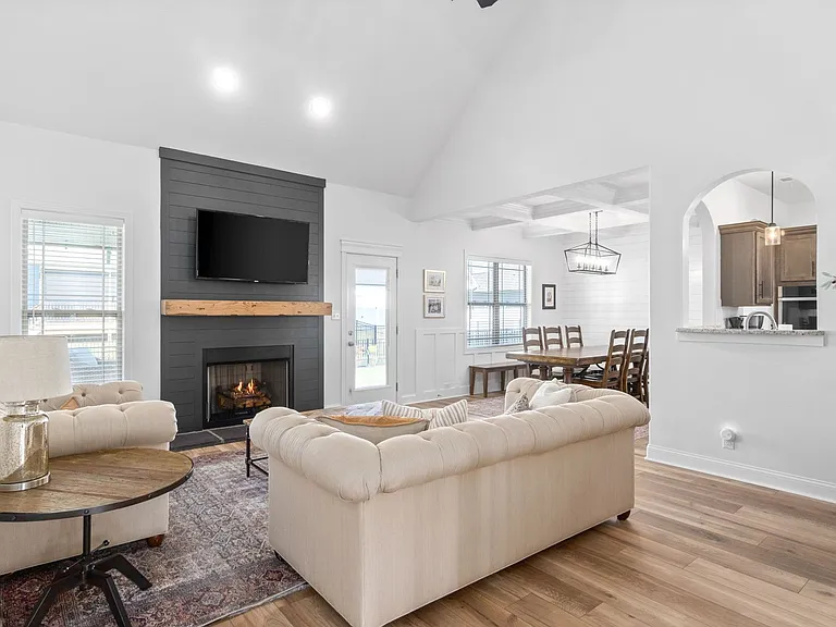 516 Bowden Dr — Photo 4