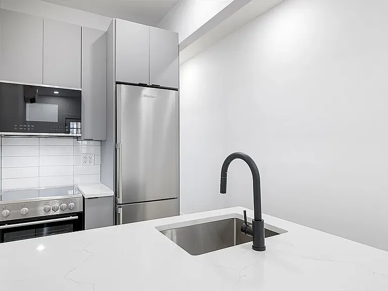 549 Meeker Ave #2R — Photo 3