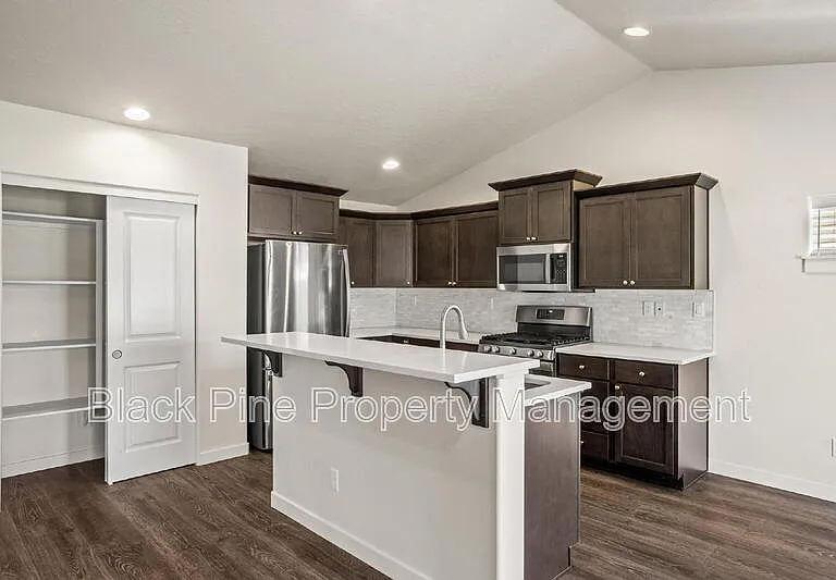 644 Stanley Lake St — Photo 9