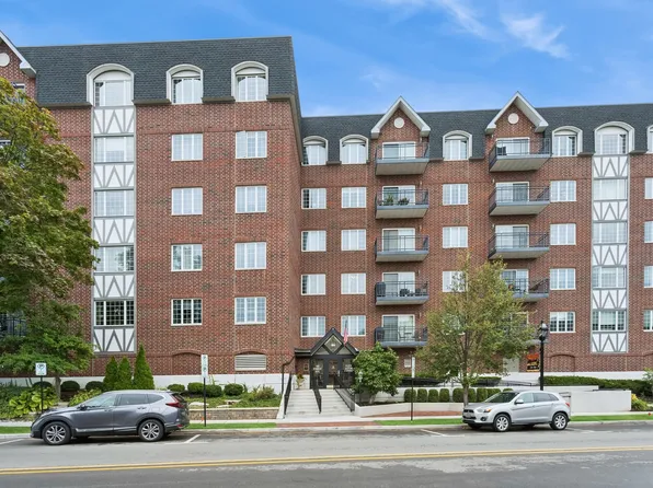 501 Forest Ave APT 305, Glen Ellyn, IL 60137