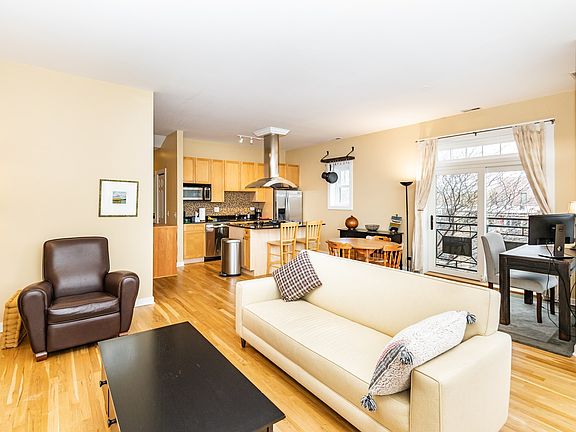 5th image of 2736 W Montrose Ave APT 3E