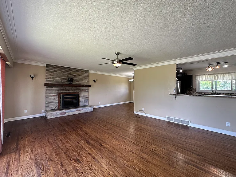 108 Sidney Cres — Photo 3