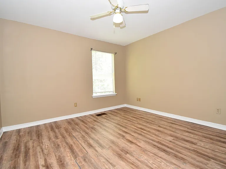 460 E Maryland Ave — Photo 13