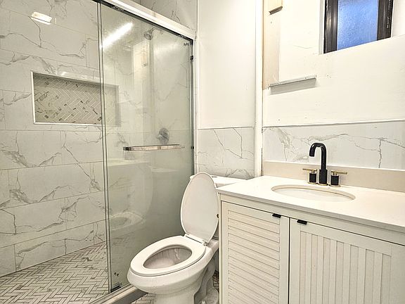 5th image of 218 Thompson St APT B
