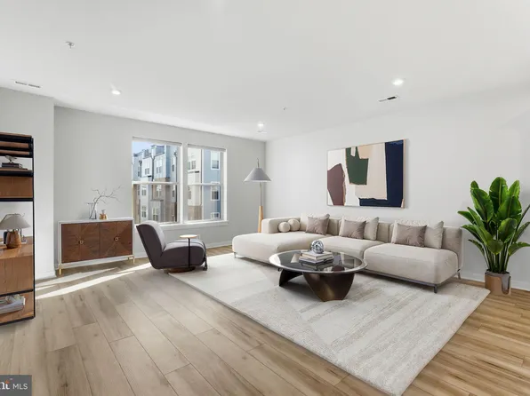 2136 Glacier Rd, Herndon, VA 20170