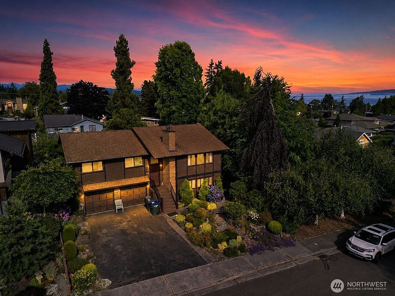 4th image of 1136 7th Avenue S