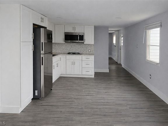 4th image of 806 Homefolks St