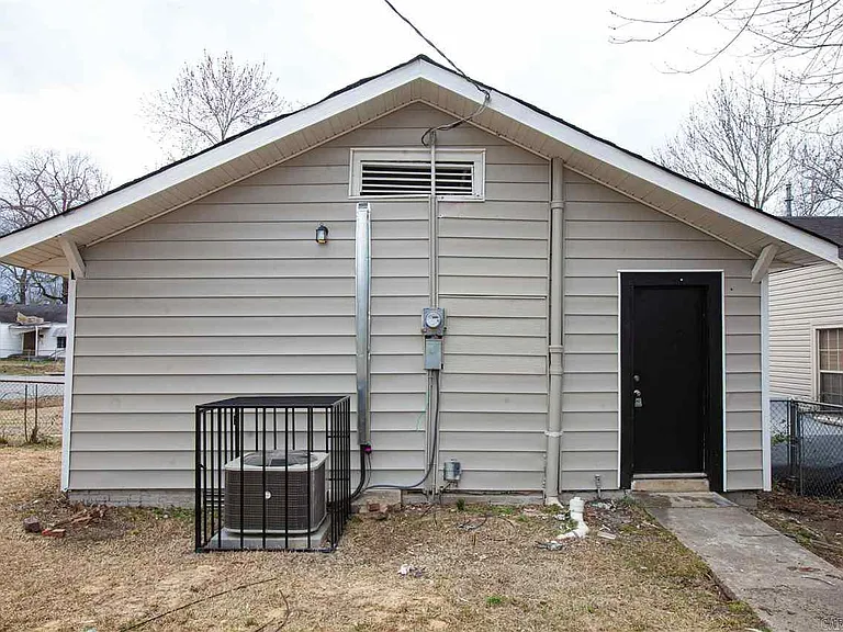 2421 S Oak St — Photo 11