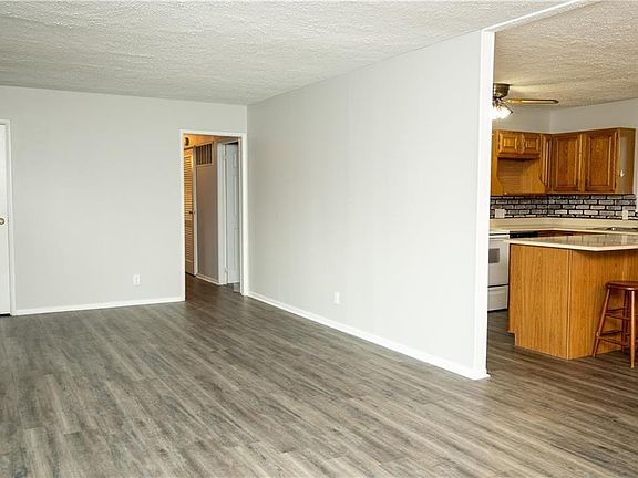 3rd image of 403 W Tilden Dr