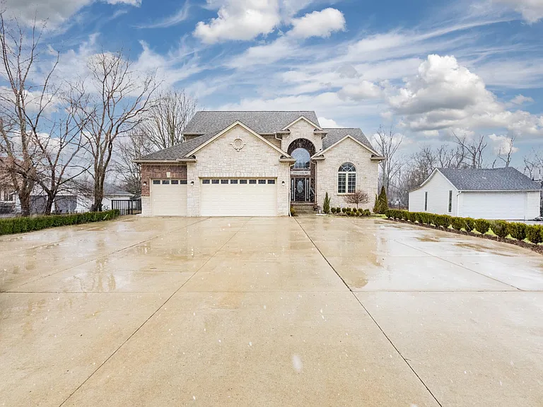3352 Crooks Rd — Photo 37