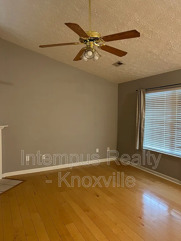 3 bed, 2.0 bath, 1208 sqft, $2,000 — Photo 3