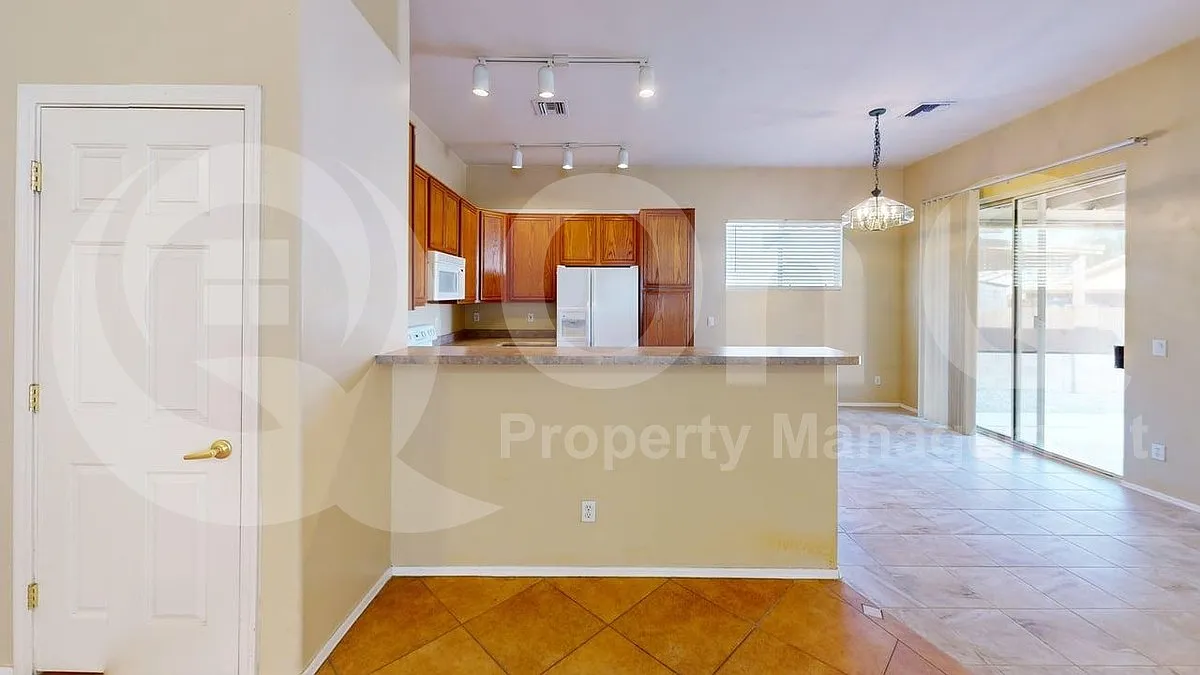 3 bed, 2.0 bath, 1601 sqft, $1,799 — Photo 2