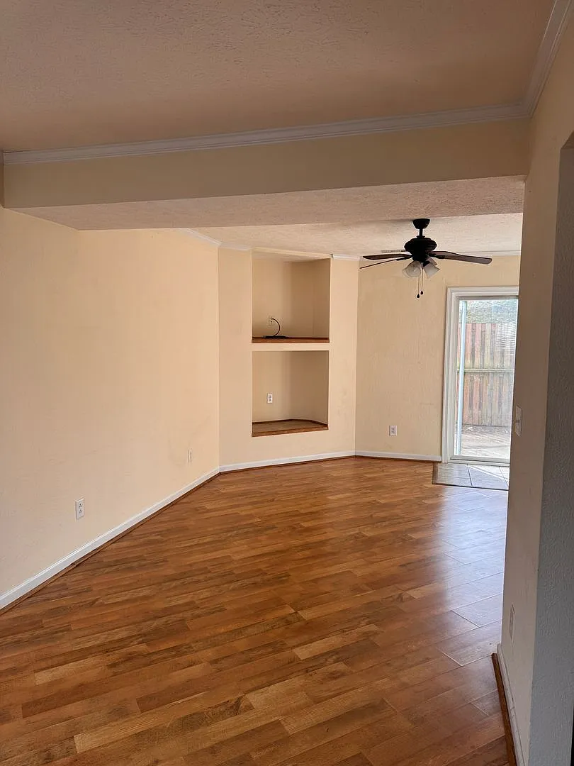 2 Bedroom || 1 Bathroom Townhome — Photo 2
