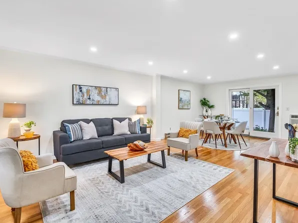 11 Town House Dr #11, Newtonville, MA 02460
