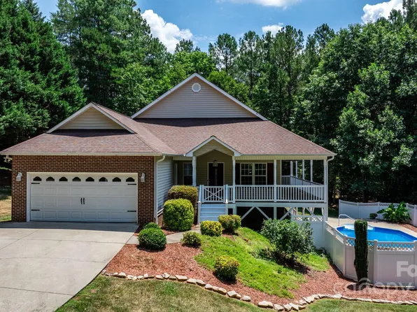 6391 Cathedral Dr, Hickory, NC 28601