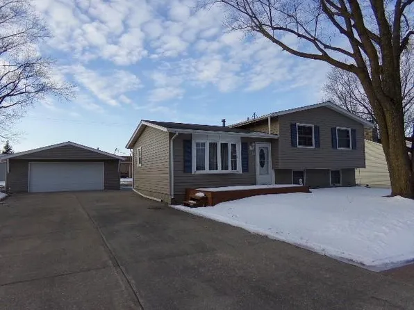 606 W 6th St, Wilton, IA 52778