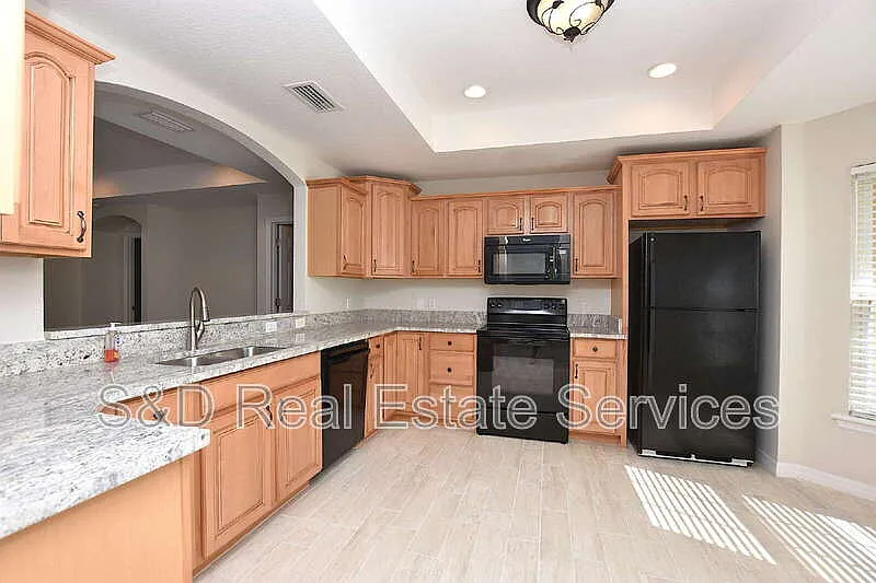 3 bed, 2.0 bath, 1724 sqft, $2,600 — Photo 2