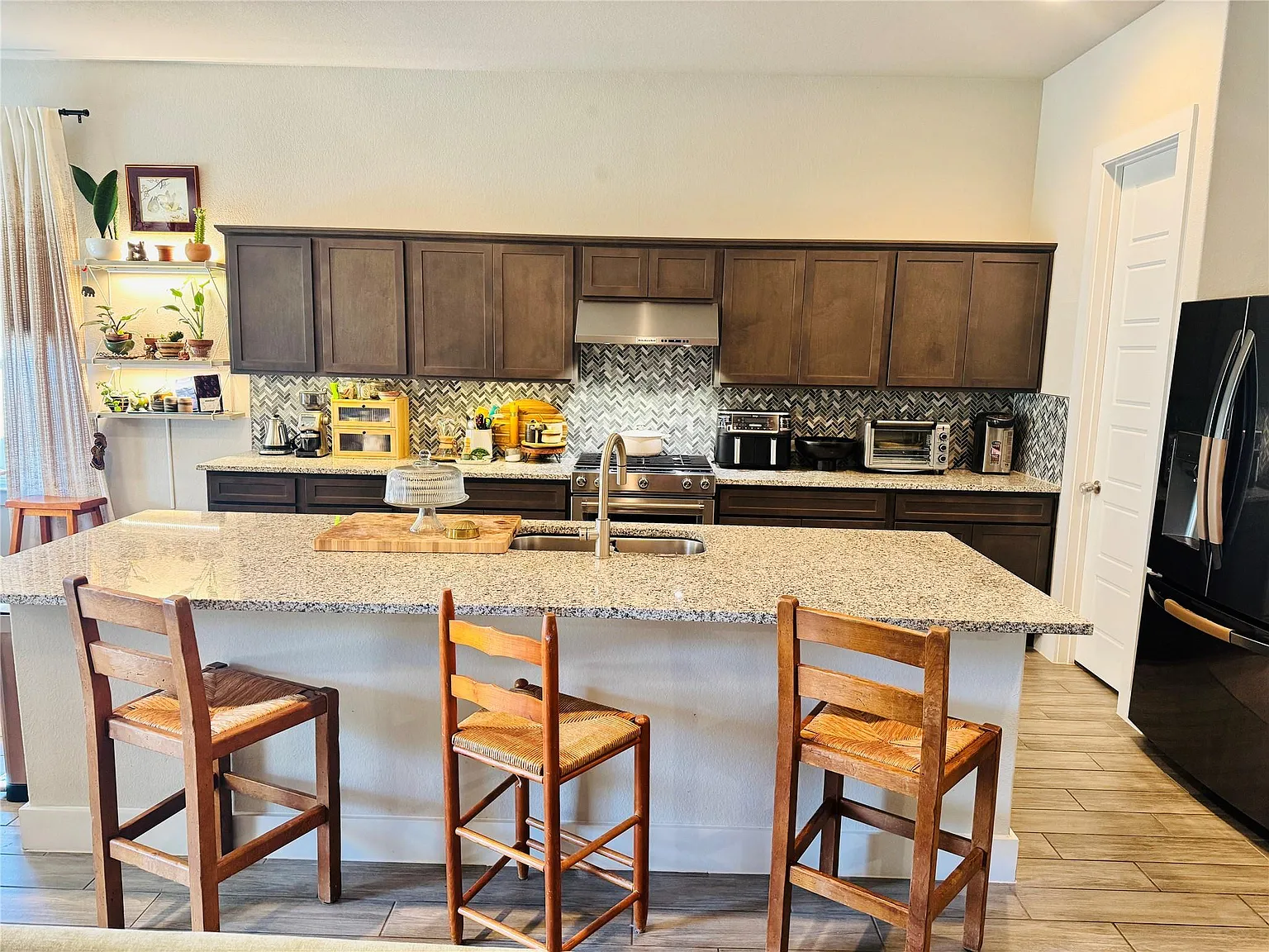 3 bed, 2.0 bath, 1895 sqft, $2,500 — Photo 2
