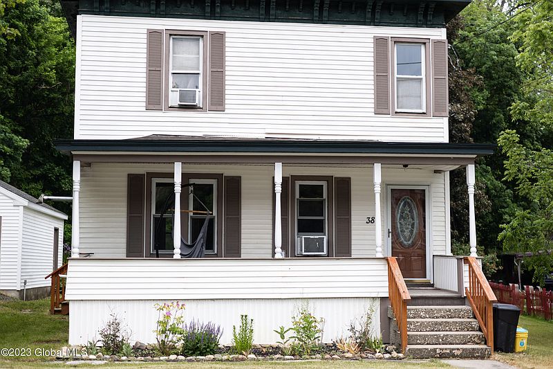 2nd image of 38 Fort Johnson Ave Avenue
