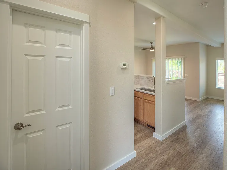 137 SW Cascade Mountain Ct — Photo 4