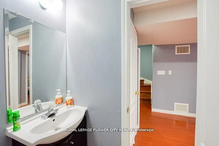 18 Saint Eugene St — Photo 7