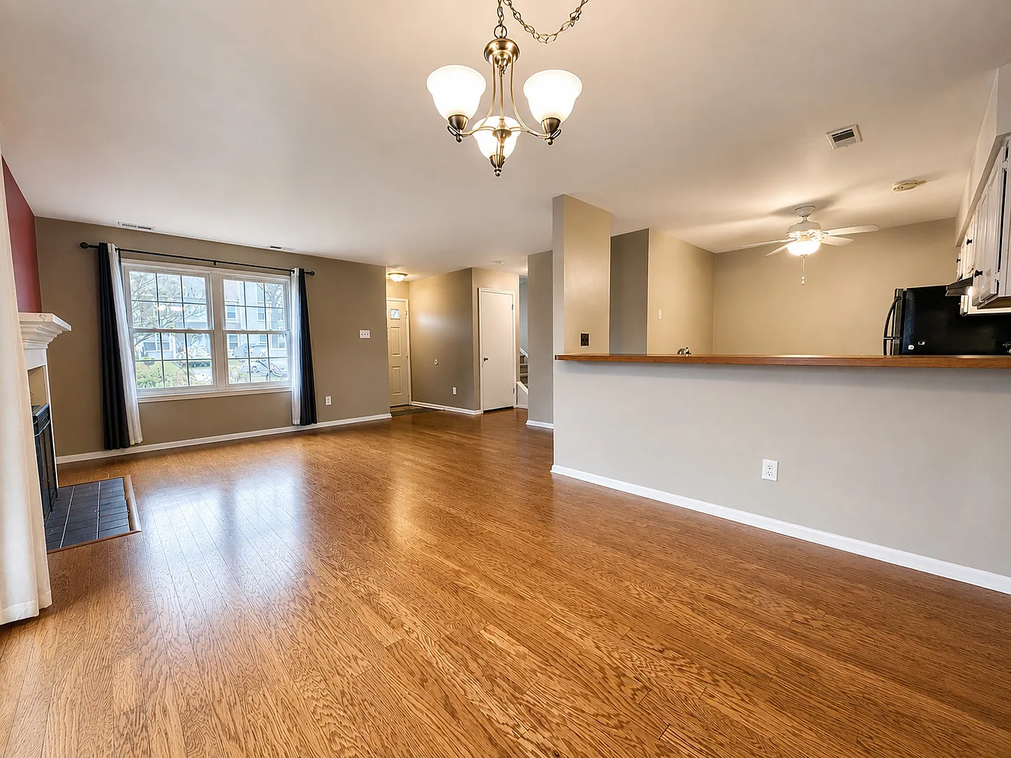End-Unit Townhome With Private Driveway, Fireplace & Fenced Patio In Saw Mill Valley — Photo 4