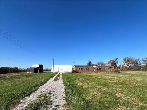 7083 Saint Leos Rd, Evansville, IL 62242