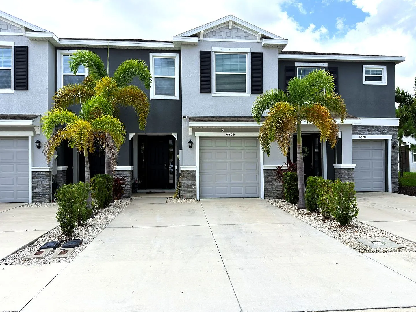 Upgraded Townhome Near Waterside with Screened Lanai & Hot Tub — Photo 1