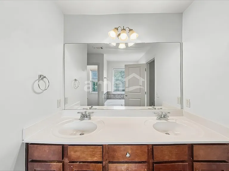 243 Royal Crescent Ter — Photo 14