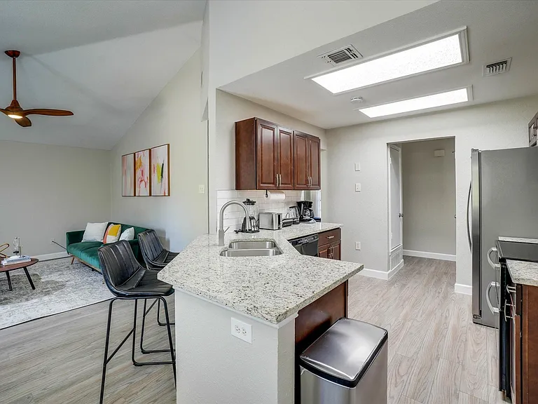 1725 Canterbury Ln — Photo 11