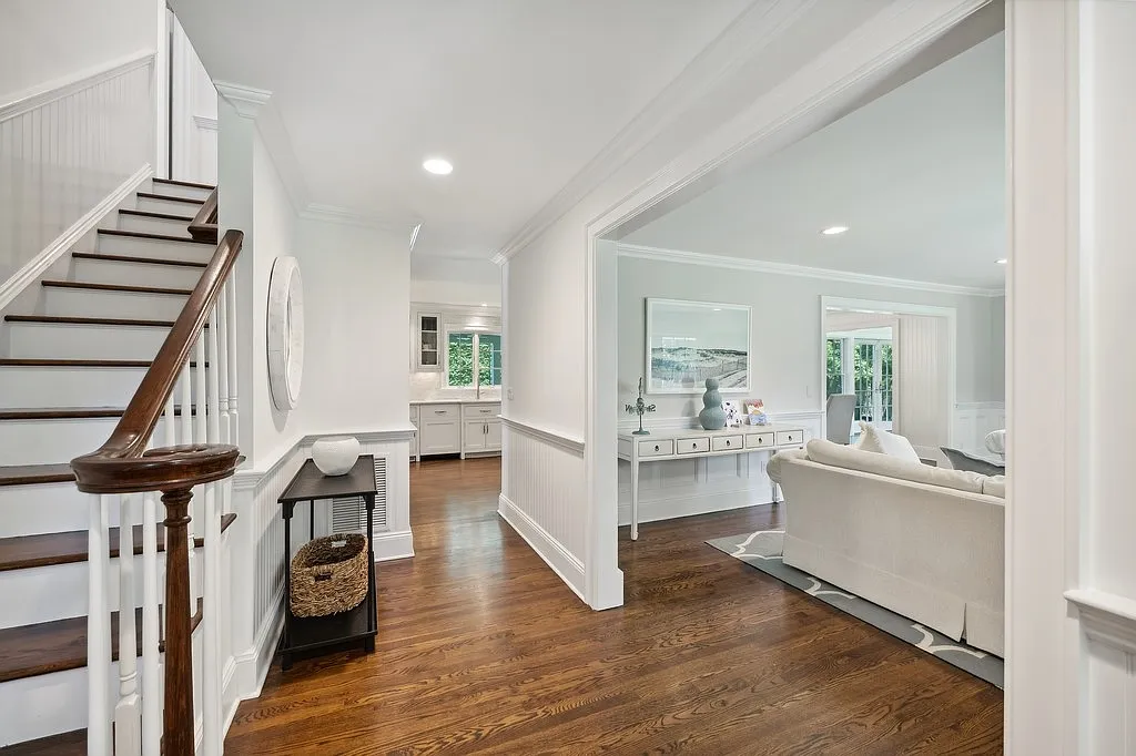 Beautiful East Hampton Village Retreat — Photo 4