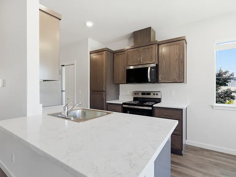 1435 Mildred Ln SE — Photo 2
