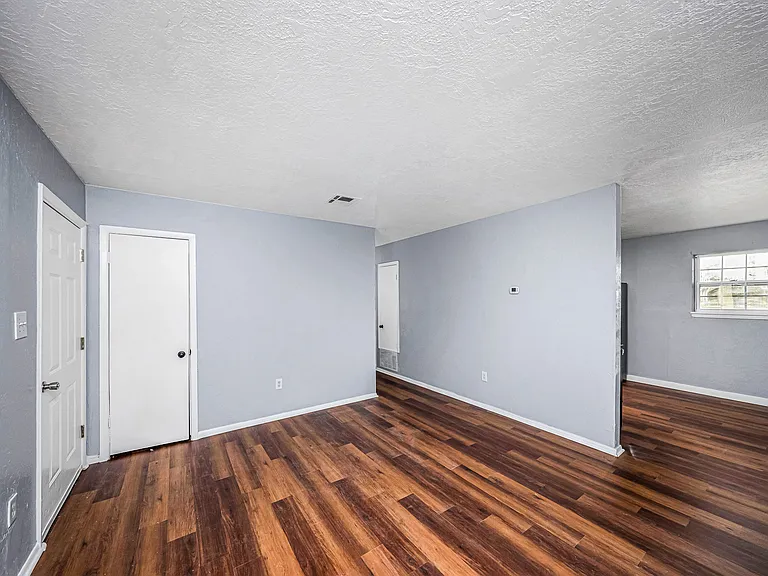 709 SW 45th St — Photo 3