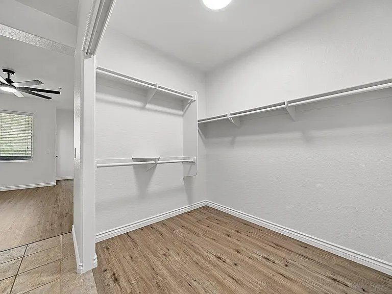 1 bedroom Walk-in Closet