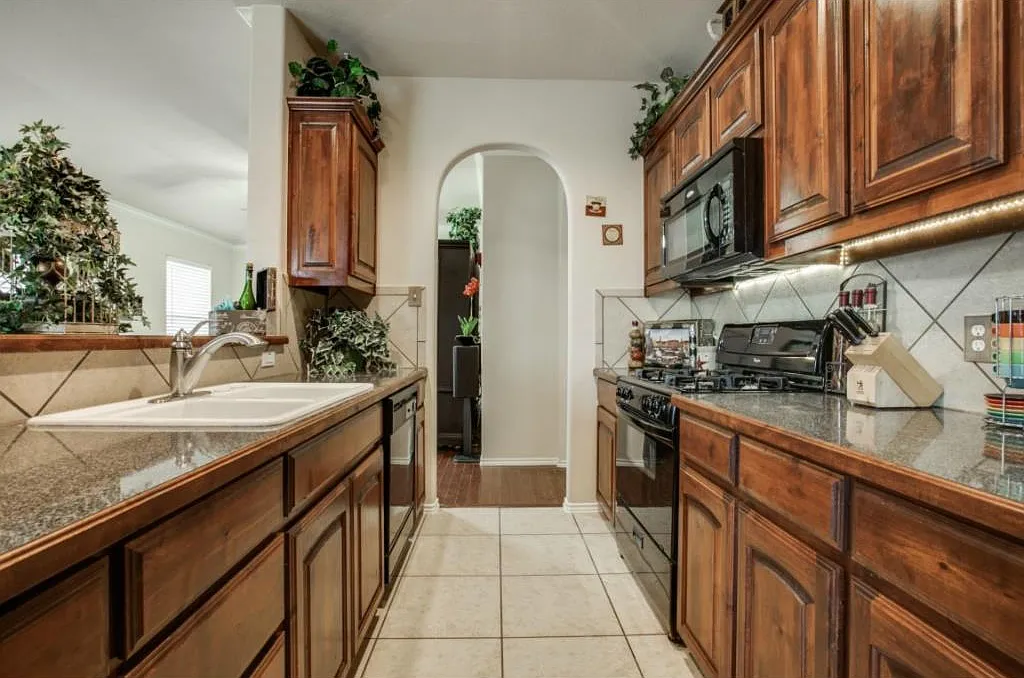 3 Bedroom in Saginaw ISD — Photo 2