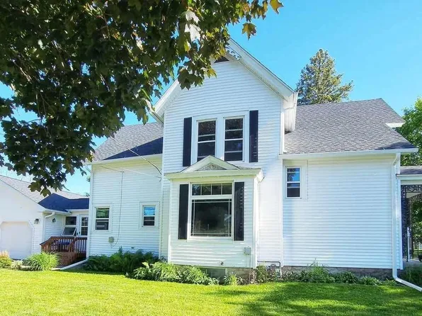 413 N Wayne St, Manchester, IA 52057
