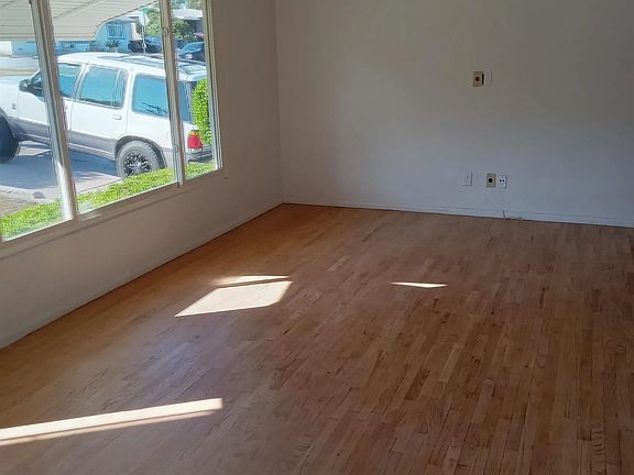 3rd image of 547 N Cuyamaca St N