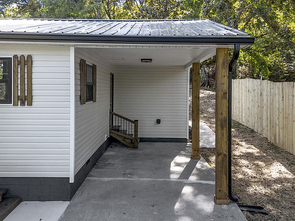 3rd image of 1409 Holt St SE