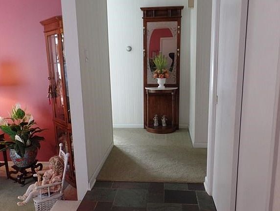 2nd image of 302 Robin Hood Ln