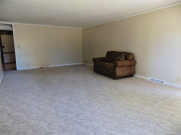 4th image of 14 Saratoga Ln