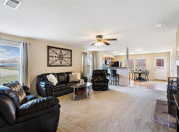 3rd image of 521 Silver Leaf Dr