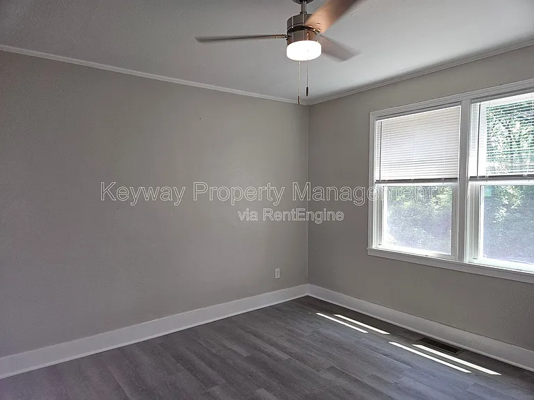302 Crystal Lake Dr — Photo 6