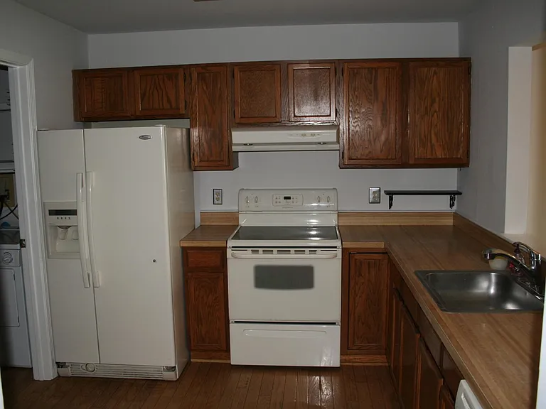 Soon to be totally new decor' and appliances.
9.5 X 10.5 Full equipped Kitchen