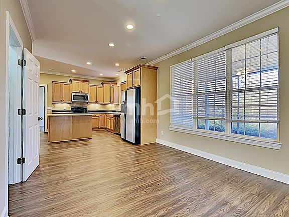 4th image of 825 Lourdes Ln